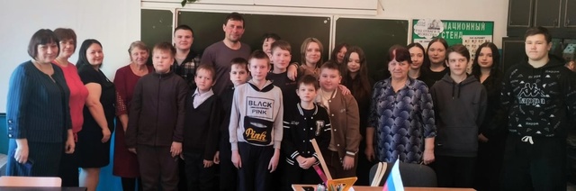 Встреча учащихся и учителей МБОУ "Озёрная ООШ" с выпускником школы, участником СВО, майором Центра спецназа Витязь Иваном Юрьевичем Макаевым..